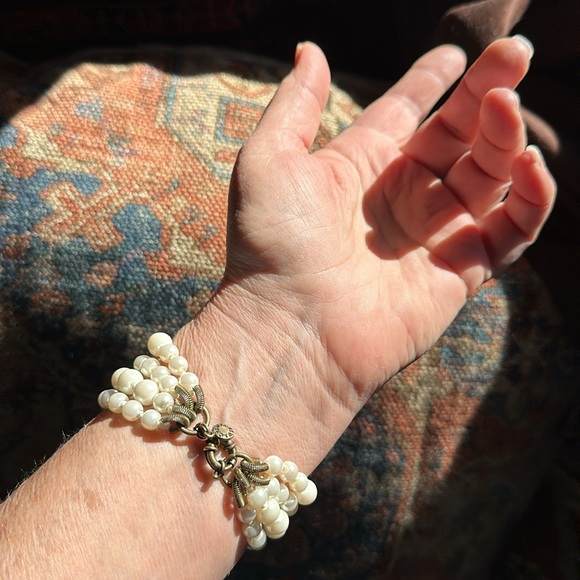 J.Crew multi strand (4) pearl bracelet. Varied pearl size. Gold toned clasp. EUC - Picture 12 of 14